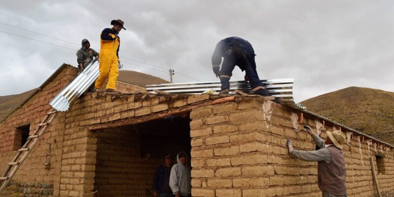En Oruro, indígenas buscan garantizar la soberanía y seguridad alimentaria con la construcción de galpones forrajeros